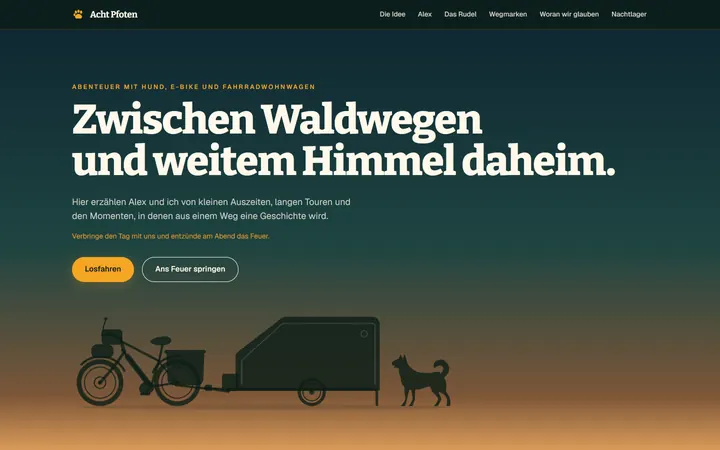 Startseite von achtpfoten.de auf einem breiten Bildschirm: heller Serifentitel auf einem Verlauf von Blaugrün nach Sandton, darunter zwei Schaltflächen und eine gezeichnete Silhouette aus E-Bike, Fahrradwohnwagen und Hund.
