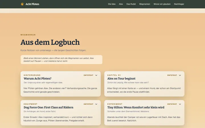 Abschnitt Wegmarken derselben Website: der Hintergrund ist inzwischen sandfarben, darauf vier aufklappbare Karten mit kurzen Logbuchnotizen.